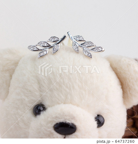 A pair of beautiful 925 sterling silver earrings in the leaves shape decorated with diamonds 64737260