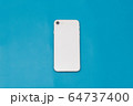 白いスマートフォンの背面 64737400