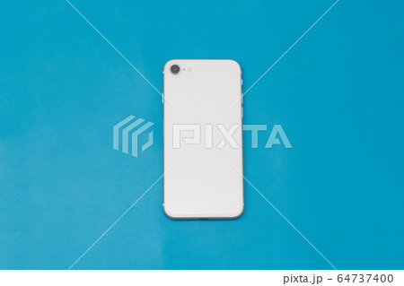 白いスマートフォンの背面 白いスマートフォンの背面 64737400
