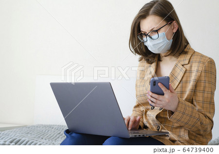 Coronavirus. Quarantine. Business lady solves work 64739400