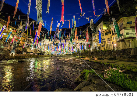 5月の風物詩　空泳ぐ　鯉のぼり 64739601