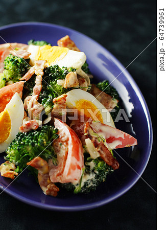 ブロッコリーとベーコンのコンビネーションサラダの写真素材