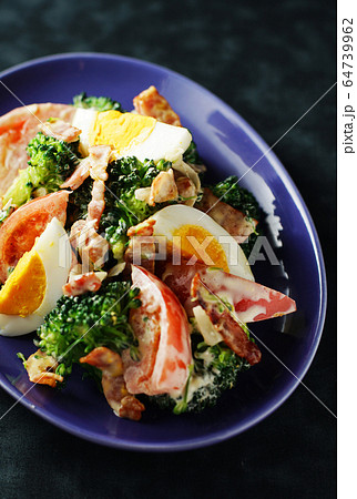 ブロッコリーとベーコンのコンビネーションサラダ ブロッコリーとベーコンのコンビネーションサラダ 64739962