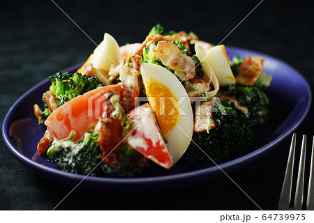 ブロッコリーとベーコンのコンビネーションサラダの写真素材