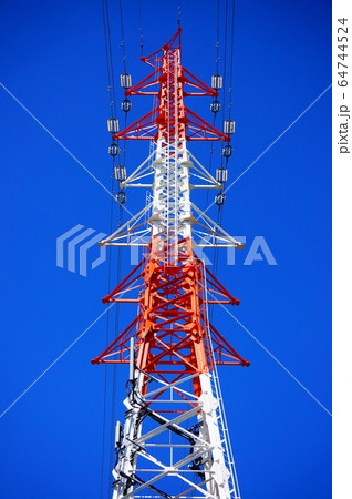 紅白の送電線鉄塔 64744524
