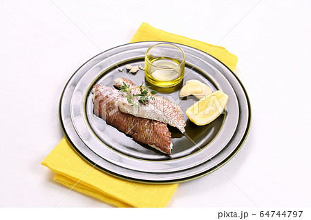 鯛の蒸し焼き 64744797