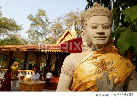 プレアンチェー、プレアンチョム　カンボジア、シャムリアップで地元の人が通う寺院 64744804