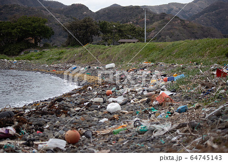 海からの漂着ゴミがあふれた湾内の石浜(島根桂島) 海からの漂着ゴミがあふれた湾内の石浜(島根桂島) 64745143