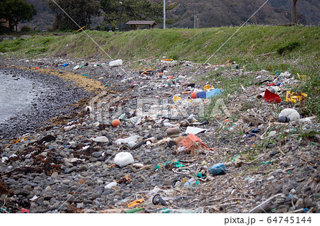 海からの漂着ゴミがあふれた湾内の石浜（島根桂島） 64745144