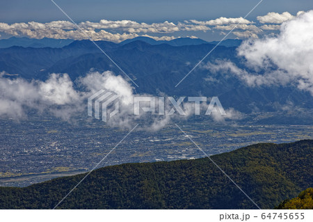 鳳凰三山・地蔵岳から見る雲湧く甲府盆地 64745655