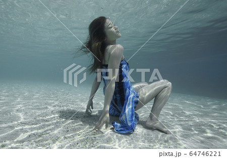水中の女性 64746221