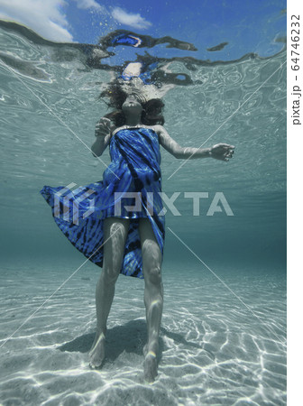 水中の女性 64746232