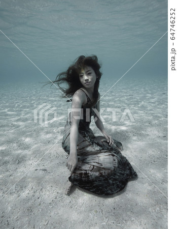 水中の女性 64746252