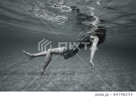 水中の女性 64746254