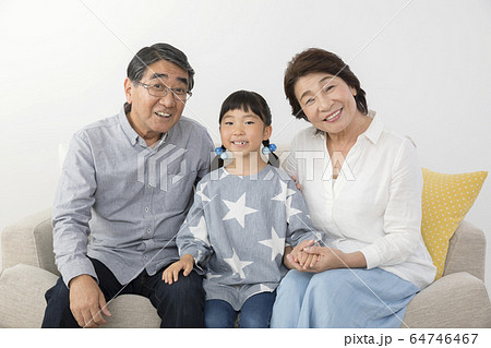 仲良しシニア夫婦と孫 仲良しシニア夫婦と孫 64746467