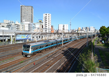 芋坂跨線橋から見る京浜東北線(E233系)と台東区根岸の町並み 芋坂跨線橋から見る京浜東北線(E233系)と台東区根岸の町並み 64746880
