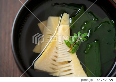 若竹汁（筍とわかめのお吸い物） 64747159