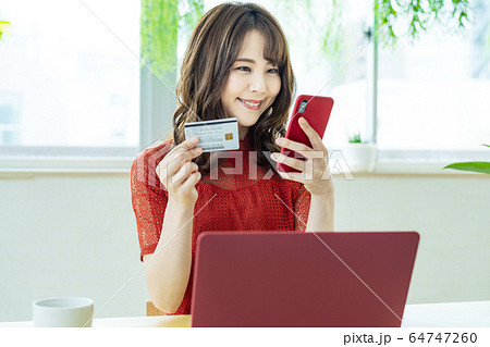クレジットカードを使う女性 64747260