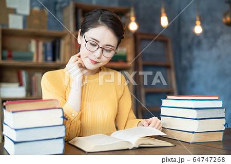 本を読む女性 64747268