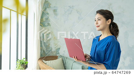PCを持つ女性 PCを持つ女性 64747269