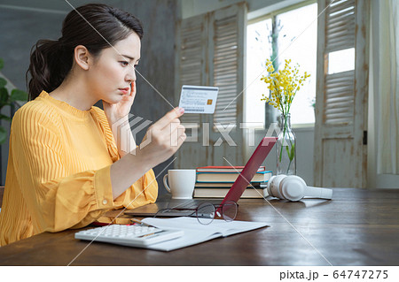 クレジットカードを使う女性 クレジットカードを使う女性 64747275