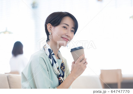 ビジネス 女性 ノマドワーカー ビジネス 女性 ノマドワーカー 64747770