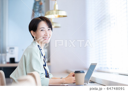 ビジネス　女性　ノマドワーカー 64748091