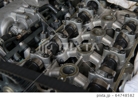 直列4気筒ツインカムエンジンの内部 64748582