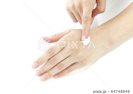 クリームを塗る女性の手ネイルなし 64748949