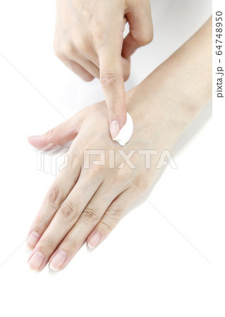 クリームを塗る女性の手ネイルなし 64748950