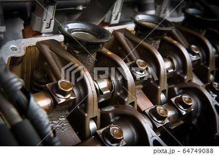 V型6気筒SOHCエンジンの内部 64749088