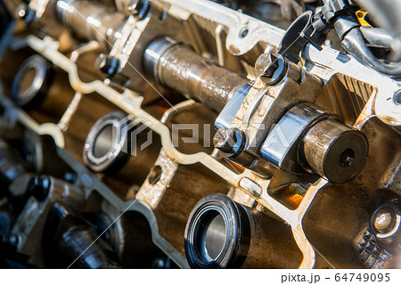 V型6気筒DOHCエンジンの内部 64749095