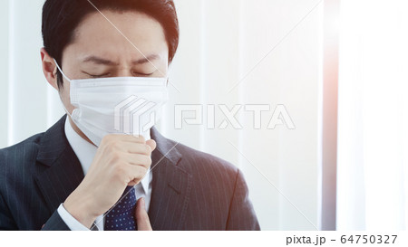 マスクをする男性 マスクをする男性 64750327