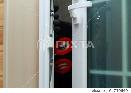 男性1人 (住居侵入 泥棒 犯罪 違法 犯人 悪人 盗難 目出し帽 変装 容疑者 事件 犯罪者) 男性1人 (住居侵入 泥棒 犯罪 違法 犯人 悪人 盗難 目出し帽 変装 容疑者 事件 犯罪者) 64750640