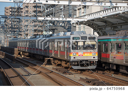 【東急 大井町線 9000系 高津駅】 【東急 大井町線 9000系 高津駅】 64750968