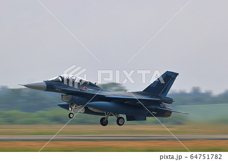 航空自衛隊 戦闘機 離陸 F 2bの写真素材