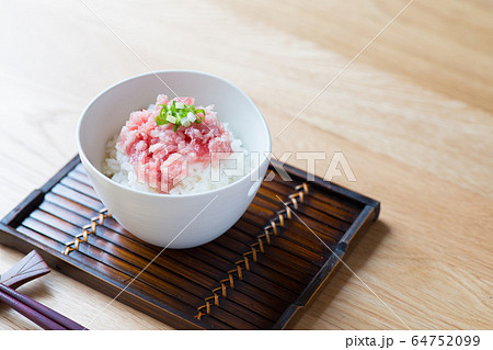 ネギトロ丼 64752099