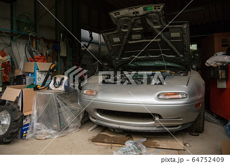 ガレージで眠るスポーツカー 64752409