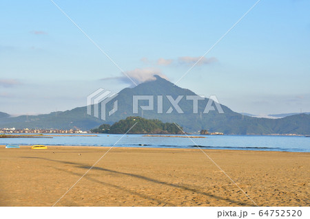 福井県若狭和田海水浴場の風景 64752520