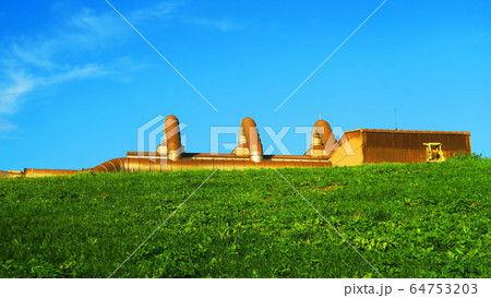 土手と青空と鋳物工場の風景 土手と青空と鋳物工場の風景 64753203