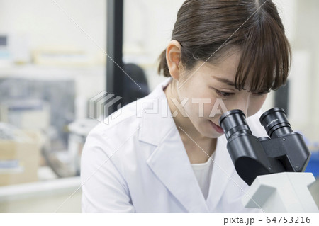 研究 開発 実験イメージ 顕微鏡をのぞく若い女性 研究 開発 実験イメージ 顕微鏡をのぞく若い女性 64753216