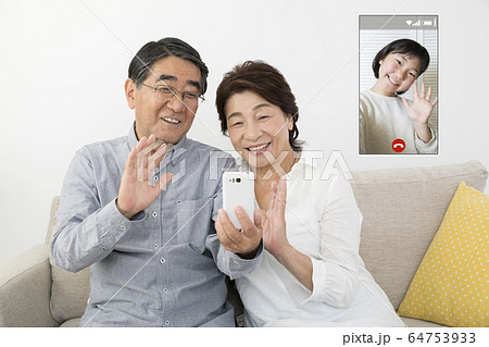 スマホでテレビ電話をするシニア夫婦　外出自粛 64753933