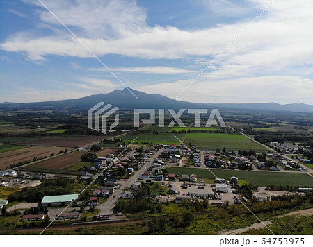 【北海道・知床】斜里岳と斜里町の小麦畑をドローン空撮 64753975