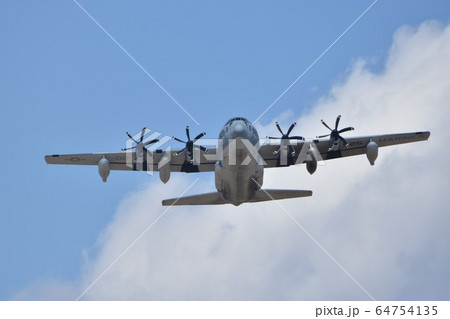 アメリカ海兵隊のKC-130J空中給油機 64754135