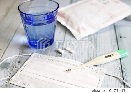 医療用使い捨てマスク、体温計と錠剤　医療イメージ 64754434