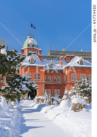 雪の日の北海道庁旧本庁舎 64754480