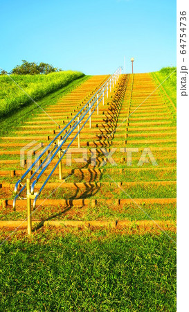 土手の階段と手すりの風景 土手の階段と手すりの風景 64754736