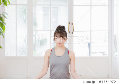 女性　ヨガ　フィットネス　自宅 64754972