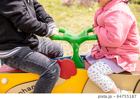 子供2人が遊具で遊んでいる 公園 兄弟の写真素材