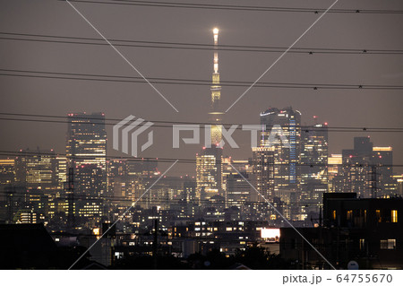 日本の東京都市景観　新型肺炎“都市封鎖”。“柵”（高圧電線）の奥に東京都心＝8日、緊急事態宣言実施 64755670